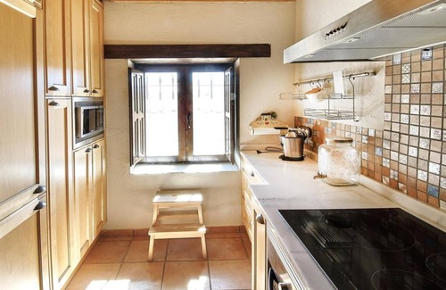 Ayllon House | Holiday Home 'Hestia' with Mountain View, Balcony and Wi-Fi