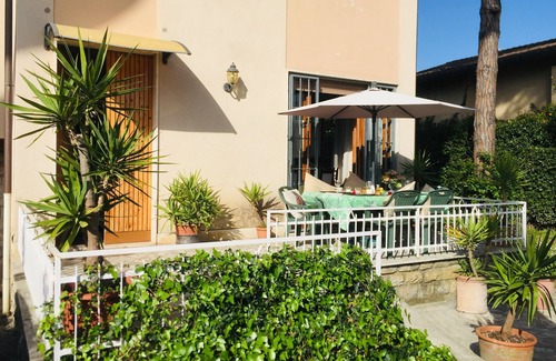 Marina di Pietrasanta House | Holiday Home House with garden close to the sea
