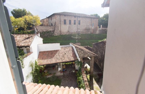 Volta Mantovana House | Holiday home in the historic center of Volta Mantovana, a few km from Lake Garda