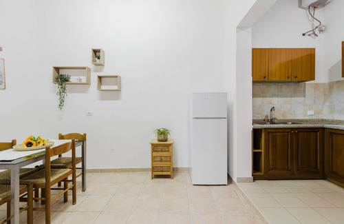 Palmas Arborea House | Holiday Home 'Il Corbezzolo Apartment' with Shared Terrace, Wi-Fi and Air Conditioning