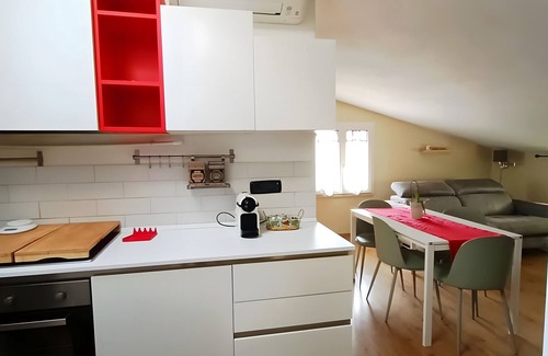 Massa House | Holiday Home 'Il Verziere Delle Rose' with Private Garden, Wi-Fi and Air Conditioning