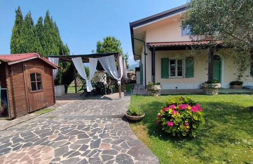 Massa House | Holiday Home 'Il Verziere Delle Rose' with Private Garden, Wi-Fi and Air Conditioning