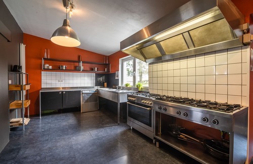Ovifat House | Holiday Home in Ovifat with Sauna & Forest