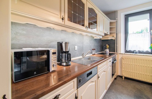 Buellingen House | Holiday Home in Bullingen with Garden