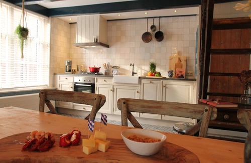 Hindeloopen House | Holiday Home in Hindeloopen by Lake