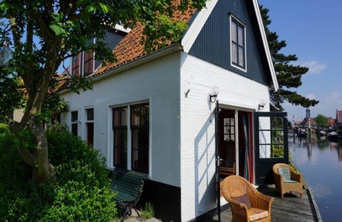 Hindeloopen House | Holiday Home in Hindeloopen by Lake