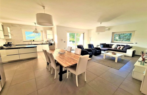 Leonforte House | Holiday Home in Leonforte with Private Pool