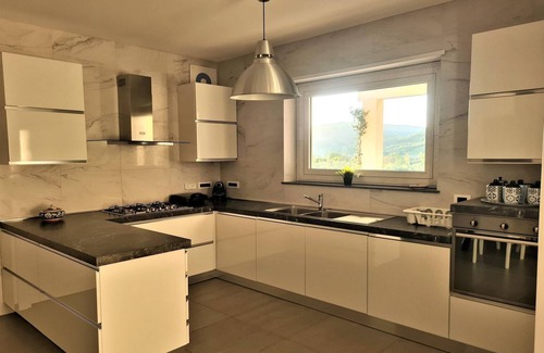 Leonforte House | Holiday Home in Leonforte with Private Pool