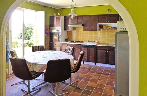 Plozevet House | Holiday Home in Plozévet near Beaches