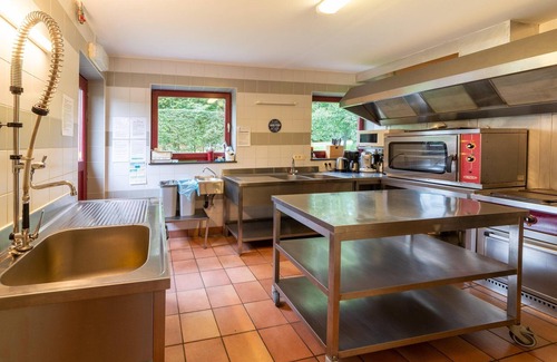 Trois-Ponts House | Holiday Home in Wanne with Garden Views