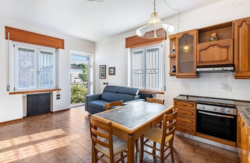 Marmirolo House | Holiday Home 'Villa Del Sole' with Private Garden, Wi-Fi and Air Conditioning