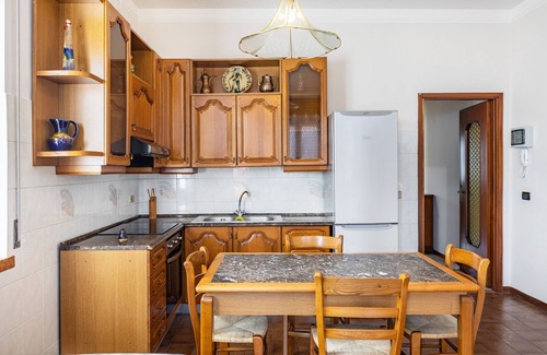 Marmirolo House | Holiday Home 'Villa Del Sole' with Private Garden, Wi-Fi and Air Conditioning