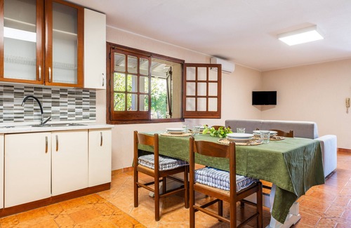 Su Forti House | Holiday Home 'Giardino Del Melograno' with Private Terrace, Wi-Fi and Air Conditioning