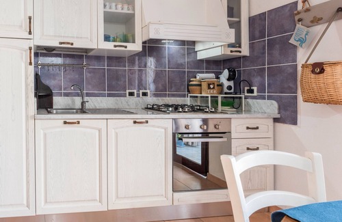 Capitana House | Holiday Home 'Casa Marras A Pochi Passi Dal Mare' with Sea View, Wi-Fi and Air Conditioning