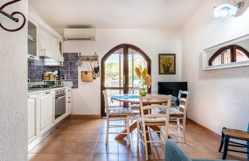 Capitana House | Holiday Home 'Casa Marras A Pochi Passi Dal Mare' with Sea View, Wi-Fi and Air Conditioning