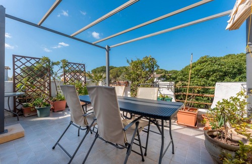 Capitana House | Holiday Home 'Casa Marras A Pochi Passi Dal Mare' with Sea View, Wi-Fi and Air Conditioning