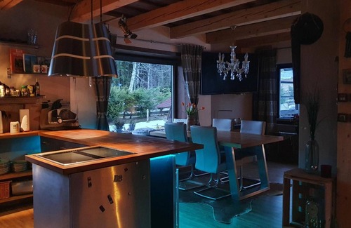 Verditz House | Holiday Home 'Kleines Ferienhaus' with Mountain View, Private Terrace and Wi-Fi