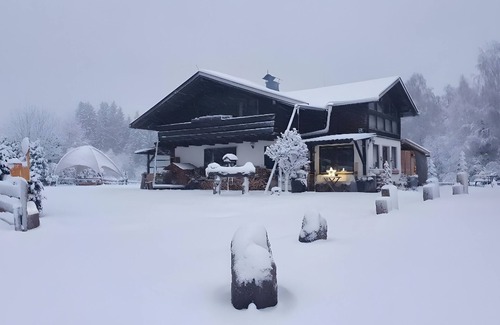Verditz House | Holiday Home 'Kleines Ferienhaus' with Mountain View, Private Terrace and Wi-Fi