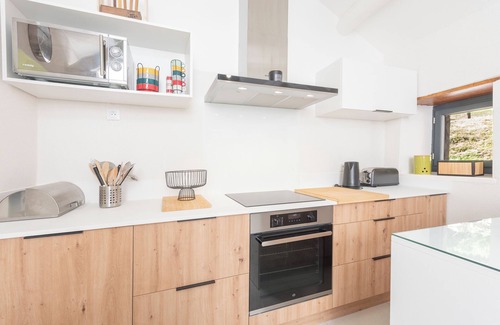 Accous House | Holiday Home 'L'authentik' with Mountain View, Private Terrace and Air Conditioning