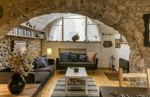 Boadella i les Escaules House | Holiday Home "L'Estanc" with Mountain View, Terraces & Wi-Fi
