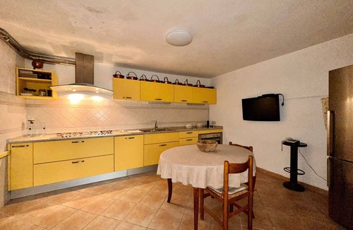 Serramazzoni House | Holiday Home "La Casa della Nonna" with Mountain View, Private Terrace & Wi-Fi