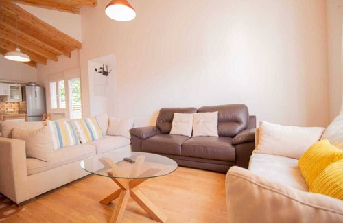 Cerezo de Abajo House | Holiday Home 'La Casa Del Maestro' with Mountain Views, Private Pool and Wi-Fi