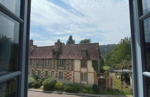 Le Bec-Hellouin House | Holiday Home 'La Maison Du Bec' with Private Terrace, Private Garden and Wi-Fi