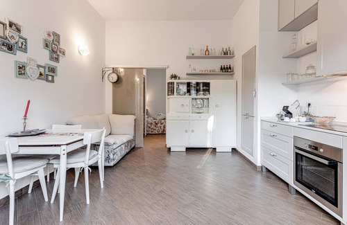 Bargino House | Holiday Home 'La Casina Al Bargino' with Private Terrace, Wi-Fi and Air Conditioning