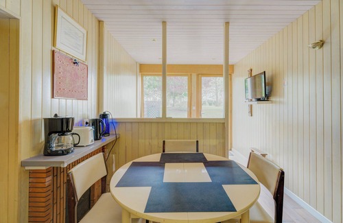 Javene House | Holiday Home 'La Maison De La Rebergère' with Shared Terrace, Shared Garden and Wi-Fi