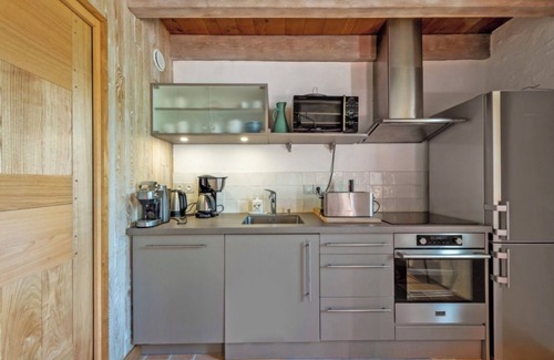 Commana House | Holiday Home 'La Maison - Piscine - Spa - Jardin' with Shared Pool, Private Terrace and Wi-Fi