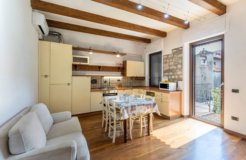 Sud-Ovest House | Holiday Home 'La Terrazza' with Private Terrace, Wi-Fi and Air Conditioning