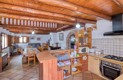 Pineda de Mar House | Holiday Home 'La Vinya Pineda de Mar' with Pool & Wi-Fi