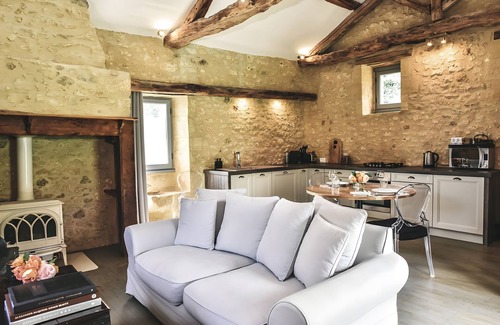 Sainte Croix de Beaumont House | Holiday Home 'Le Mazet' with Private Terrace, Private Garden and Wi-Fi