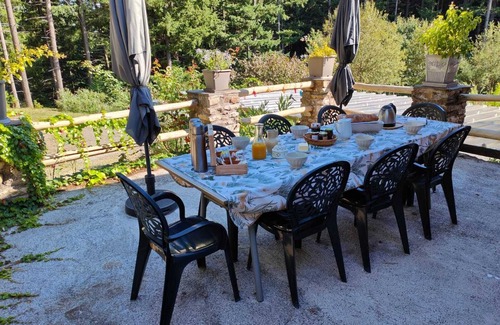 Saumane House | Holiday Home 'Le Mas De La Rode' with Mountain View, Shared Terrace and Wi-Fi
