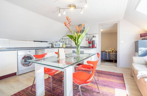 Kerlaz House | Holiday Home 'Les Géraniums À 800m Plage' with Private Terrace, Shared Garden and Wi-Fi