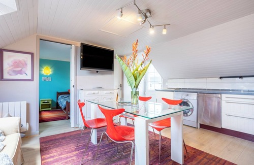 Kerlaz House | Holiday Home 'Les Géraniums À 800m Plage' with Private Terrace, Shared Garden and Wi-Fi