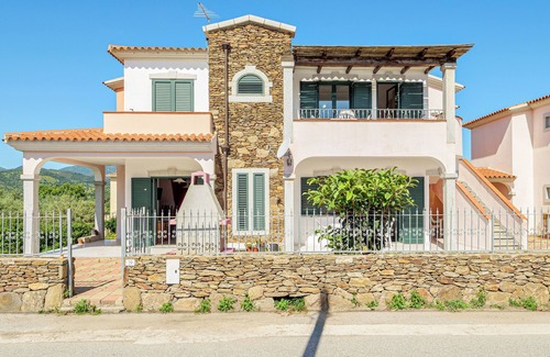 Limpiddu House | Holiday Home 'Limpiddu 6' with Mountain View, Shared Garden and Balcony