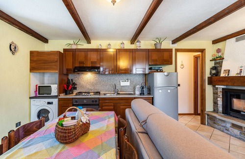 Nus House | Holiday Home 'Lo Sondzo' with Mountain View, Shared Terrace and Wi-Fi