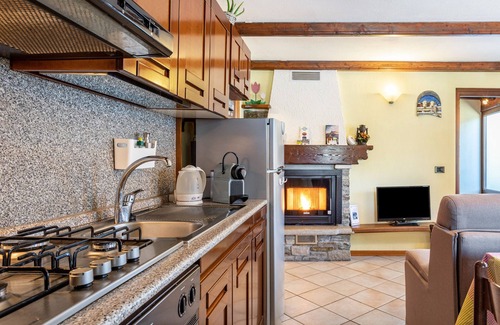 Nus House | Holiday Home 'Lo Sondzo' with Mountain View, Shared Terrace and Wi-Fi