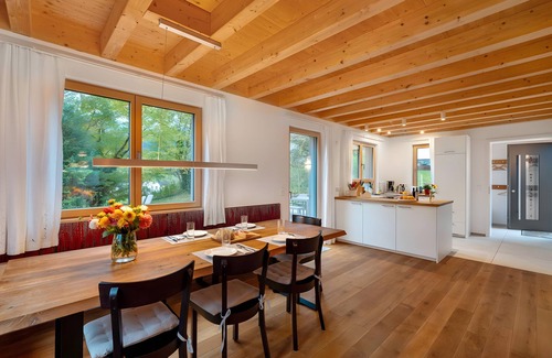 Huzenbach House | Holiday Home 'Lug Ins Tal - Ferienhaus' with Mountain View, Private Terrace and Wi-Fi