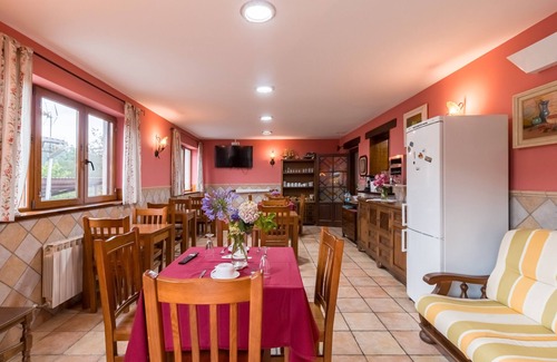 Hazas de Cesto House | Holiday Home 'Madrazo' with Mountain View, Private Pool and Wi-Fi