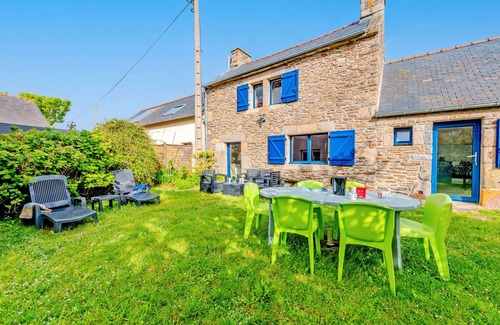 Le Conquet House | Holiday Home 'Maison 6 Personnes Avec Piscine' with Private Pool and Wi-Fi