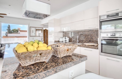 Urbanitzacio la Fustera House | Holiday Home 'Marina Luah' with Private Pool, Wi-Fi and Air Conditioning