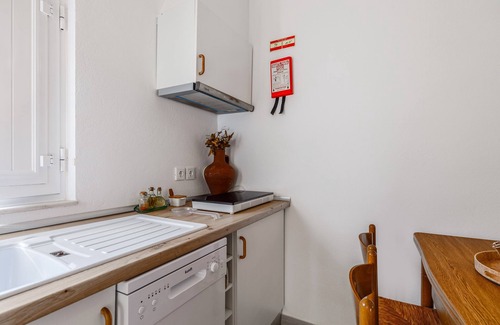 Santiago do Escoural House | Holiday Home 'Monte Da Masmorra De Baixo - Louro' with Shared Pool, Shared Garden and Wi-Fi