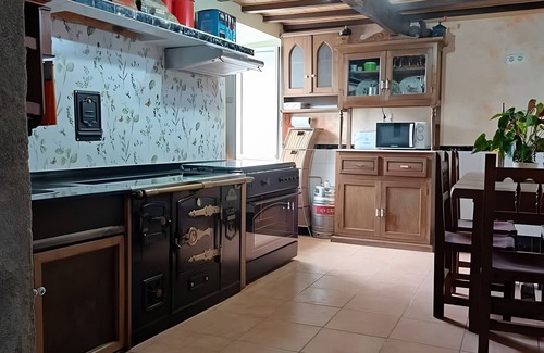 Rianxo House | Holiday Home 'O Lar De Natalio' with Sea View, Private Terrace and Wi-Fi