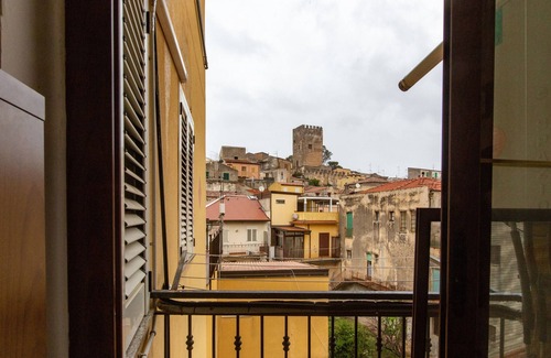Brolo House | Holiday Home 'Olga Bnb' with Balcony and Wi-Fi