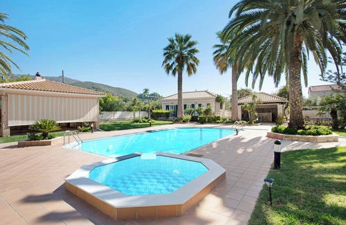 Kalamaki Villa | Holiday Home "Olympia" with Shared Pool & A/C