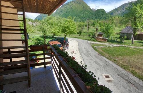Cezsoca House | Holiday Home Over The River