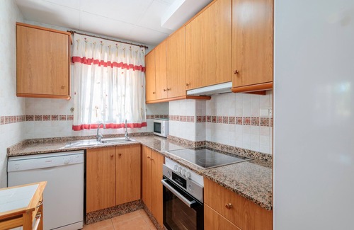 Los Arenales del Sol House | Holiday Home 'Playa Carabassi' with Shared Pool, Private Terrace and Wi-Fi