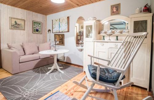 Karjalohja House | Holiday Home Puutarhurin mökki by Interhome